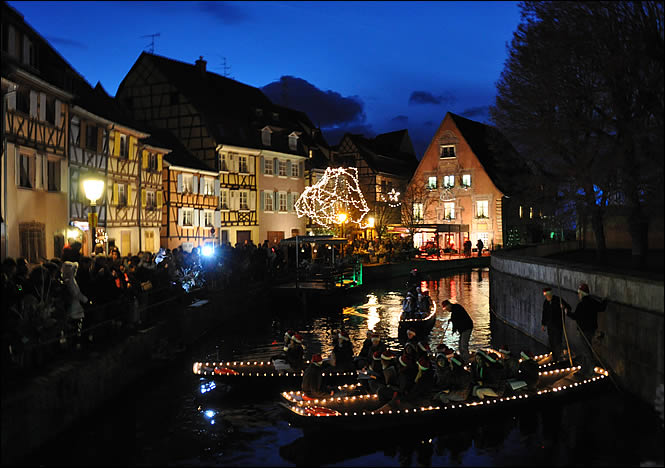 Les enfants chantent Noël sur les barques