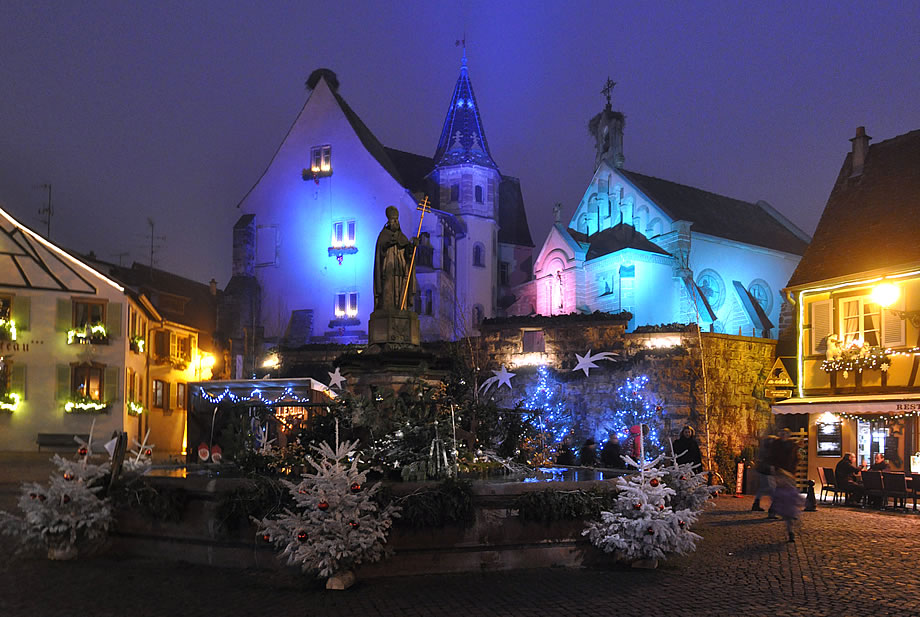 Place d'Eguisheim illuminée pendant Noël