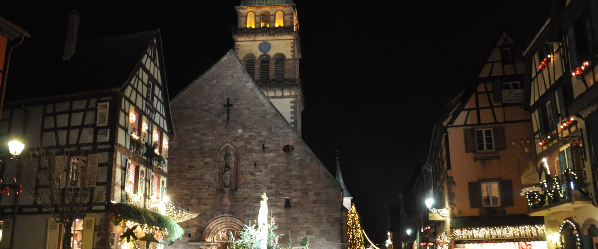 Marché de Noël de Kaysersberg, église et maisons à colombages illuminées