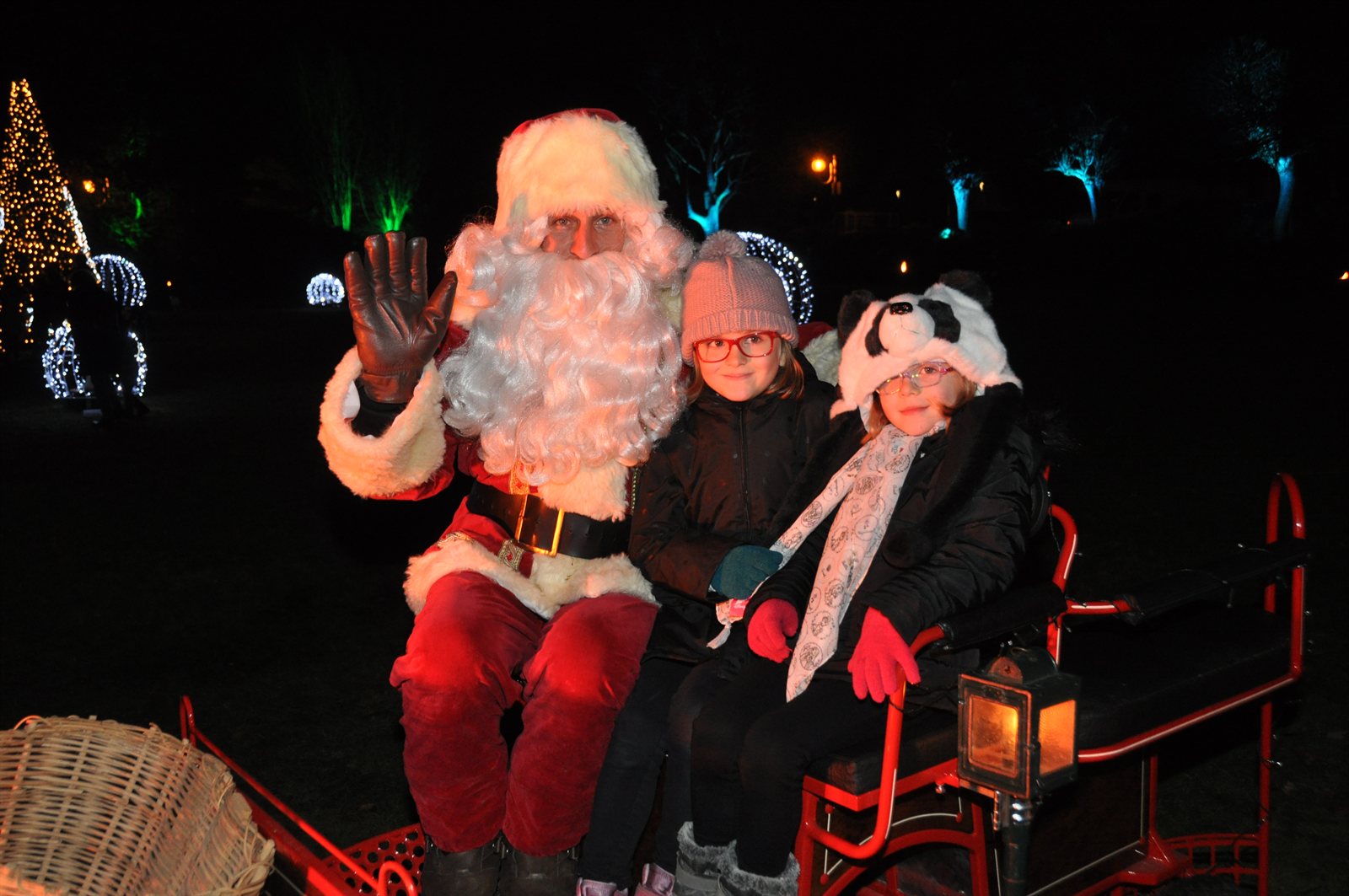 Le Père Noël en visite auprès d'enfants
